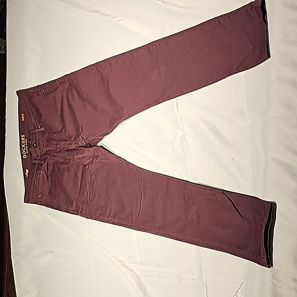 Dockers Alpha Khaki supreme flex slim fit mens size 34/30 purple